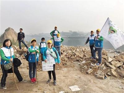 10月4日,徒步第三天,参与的70后志愿者们在途中留影。受访者供图 山西翼城二胎试点30年未现激增