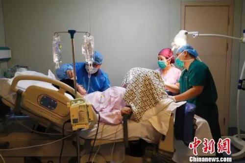 资料图:上海市第一妇婴保健院的产房内,一名产妇正在分娩。 殷立勤 摄 2018年中国出生人口1523万 二孩占一半左右