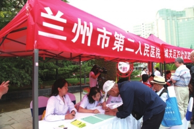 世界人口日主题_...开展&ldquo;第30个世界人口日-母子手册进社区&rdquo;主题宣传